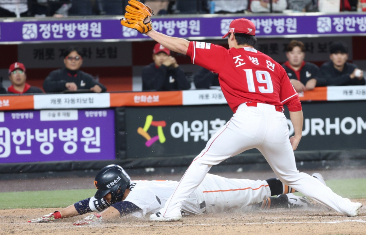 Hanwha Eagle Kim Tae-yeon (trái) đang đào rãnh trong trận ném bóng cuối hiệp 9 của Cho Byung-hyun trong trận đấu trên sân nhà với Shinhan SOL KBO League SSG Landers được tổ chức tại Hanwha Life Ball Park ở Daejeon vào ngày 28. Ảnh = News1