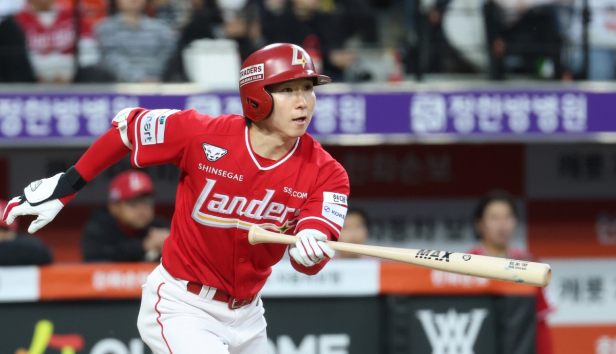 Park Sung-eun của SSG Landers đã đánh một cú homerun dẫn đầu ở đầu hiệp 1 trong trận đấu với Hanwha Eagle của giải Shinhan SOL KBO League 2026 được tổ chức tại Công viên Bóng chày Sinh mệnh Hanwha ở Daejeon vào ngày 28. Ảnh = News1