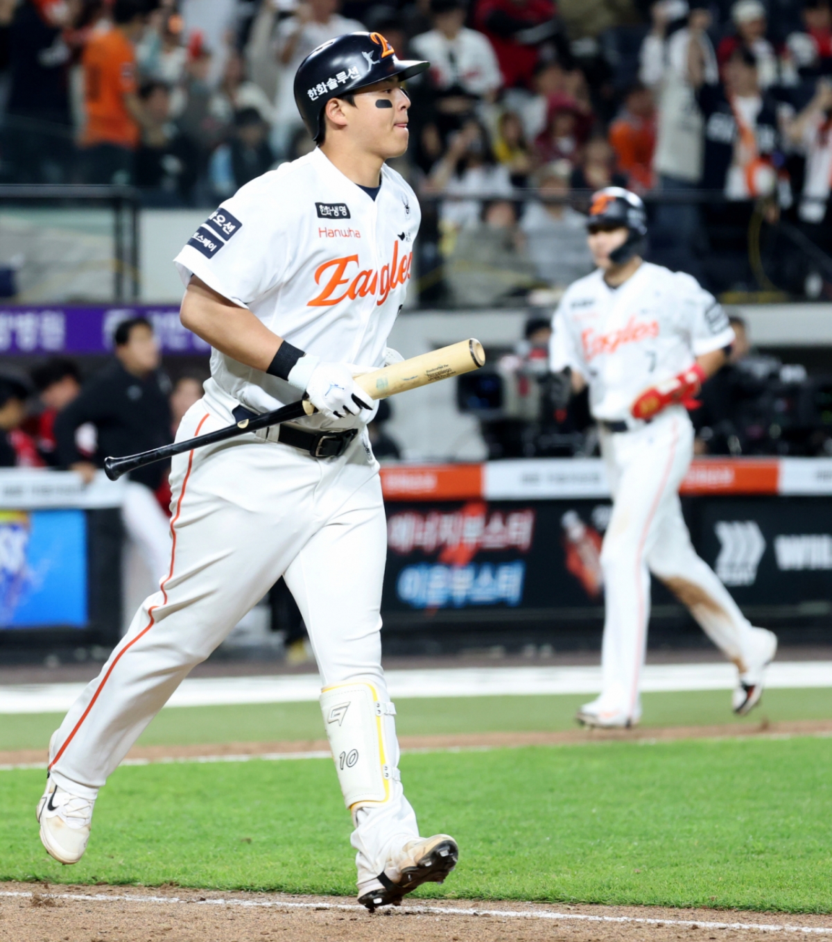 Trong trận đấu trên sân nhà với đội SSG Landers của giải Shinhan SOL KBO League 2026 được tổ chức tại Công viên bóng chày sinh mệnh Hanwha ở Daejeon vào ngày 28, đội Hanwha Eagle Noh Si Hwan đã chọn ra một quả bóng kết thúc đẩy ở cuối hiệp thứ 10 và đi bộ đến căn cứ thứ nhất. Ảnh = News1