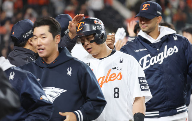 Đội Hanwha Eagle Noh Si Hwan (giữa) đang đập tay với các đồng nghiệp sau khi giành chiến thắng trong trận đấu với đội SSG Landers của giải Shinhan SOL KBO League 2026 được tổ chức tại Công viên Bóng chày Sinh mệnh Hanwha ở Daejeon vào ngày 28. Ảnh = News1