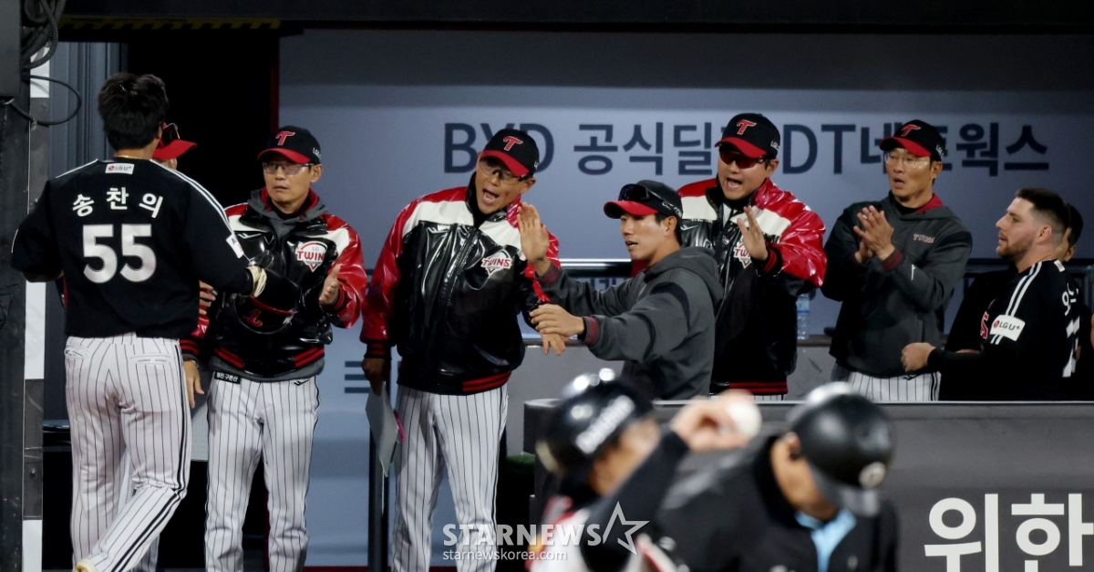 [포토]'8회초 역전주자 송찬이 맞이하는' 염감독