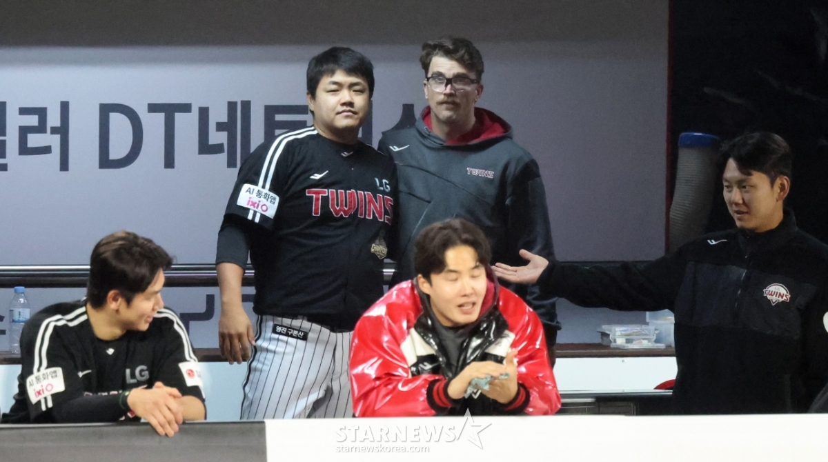 [포토]'승리 날린거 미안, 웰스' 장현식