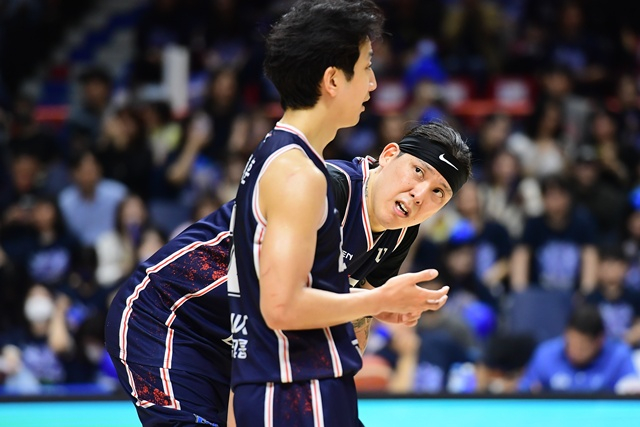 Пусан ККК Хё Хун (слева) и Чхве Джун Ён разговаривают во время игры. /Фото = Предоставлено KBL.