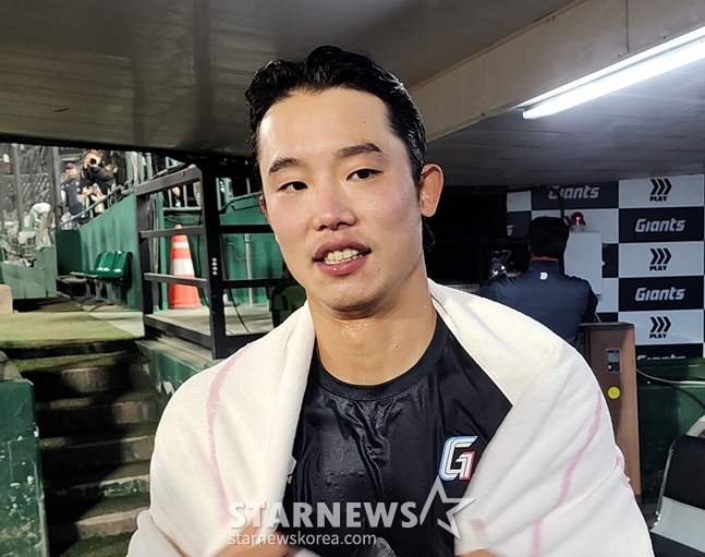 Хён До Хун, который сразу после своей первой профессиональной победы, принимает участие в интервью, пропитанной водой, пропитанной его коллегами. /Фото = Аплодисменты репортера