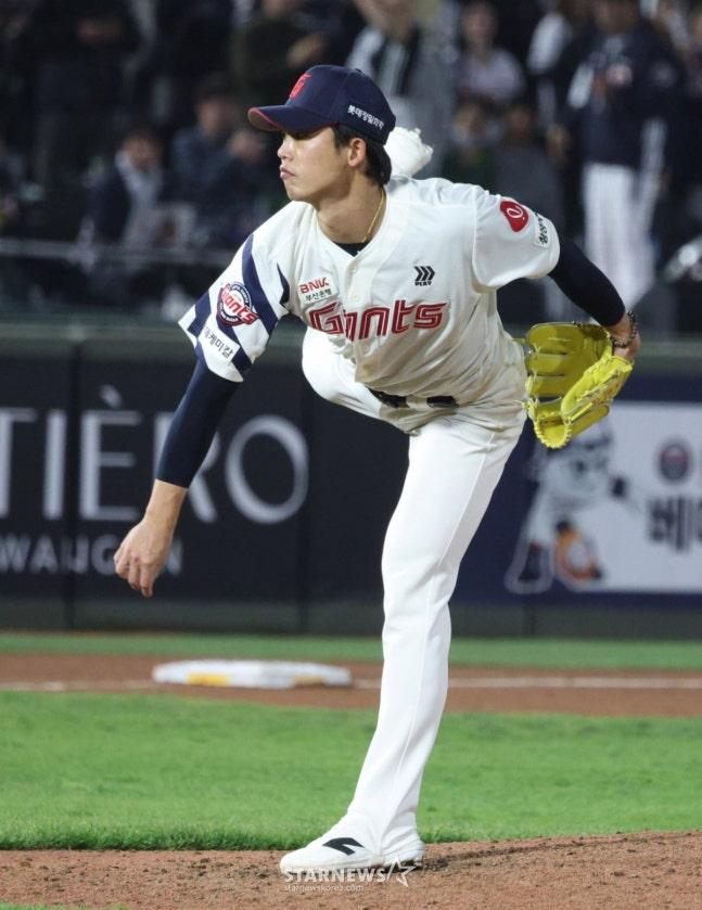 Матч между Lotte Giants и Doosan Bears в лиге SOL KBO 2026 состоялся 23-го числа на бейсбольном стадионе Саджик в Пусане. Лотте Хён До Хун борется. /Фото = Ожидание Ким Чжин Гёна