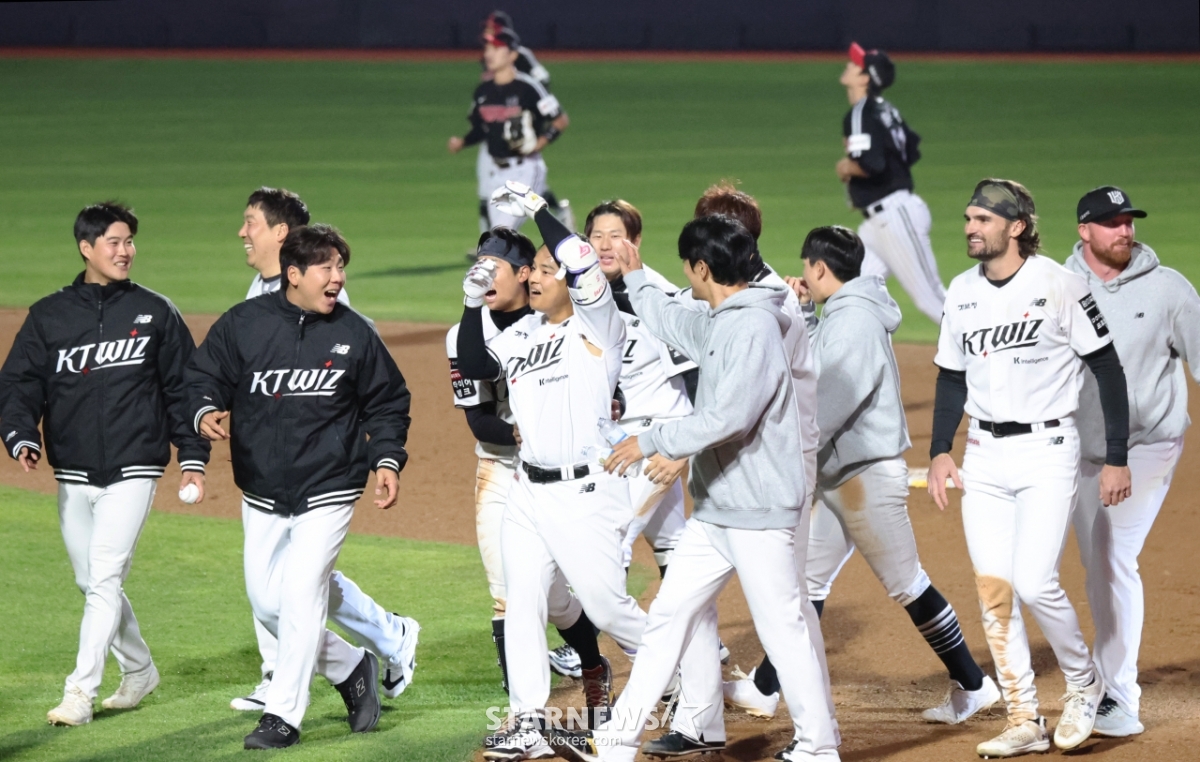 [포토]'동료들과 기쁨만끽' 10회말 첫타석이 끝내기안타 강민성