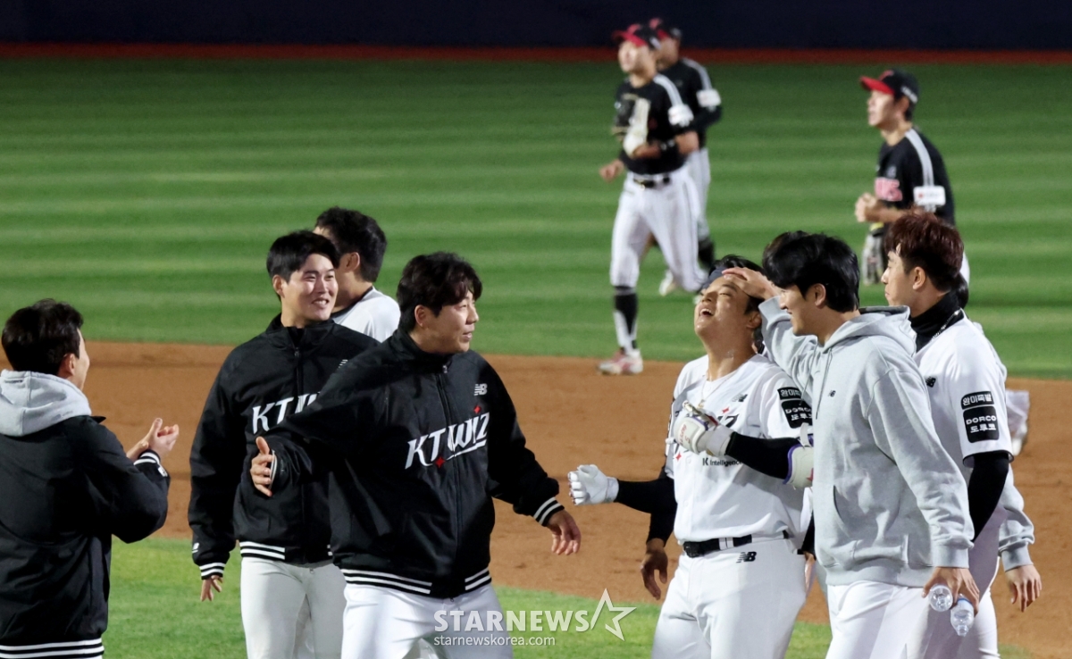 [포토]'고영표 쓰담' 10회말 첫타석이 끝내기안타 강민성