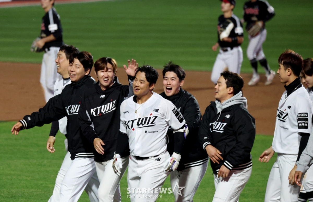 [포토]'오늘주인공은 민성이 맞다!' 10회말 첫타석이 끝내기안타 강민성