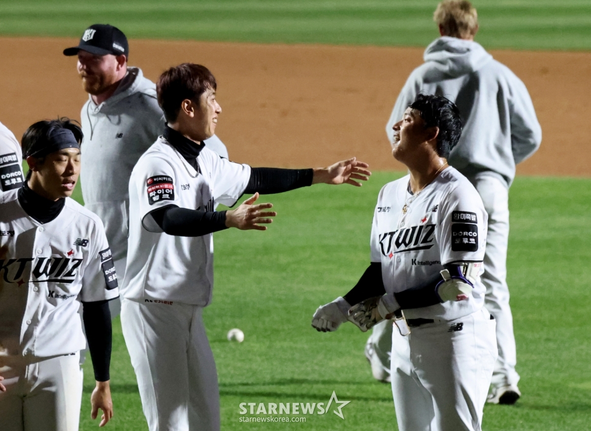 [포토]'민수형이 안아보자!' 10회말 첫타석이 끝내기안타 강민성