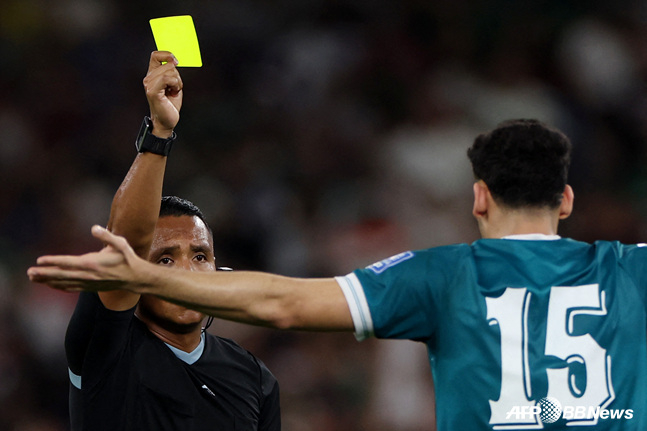 主審がイエローカードを出す姿。 /AFPBBNews=ニュース1