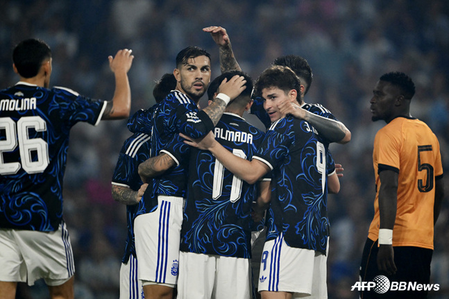 持つ2022カタールW杯優勝チームのアルゼンチン。 /AFPBBNews=ニュース1