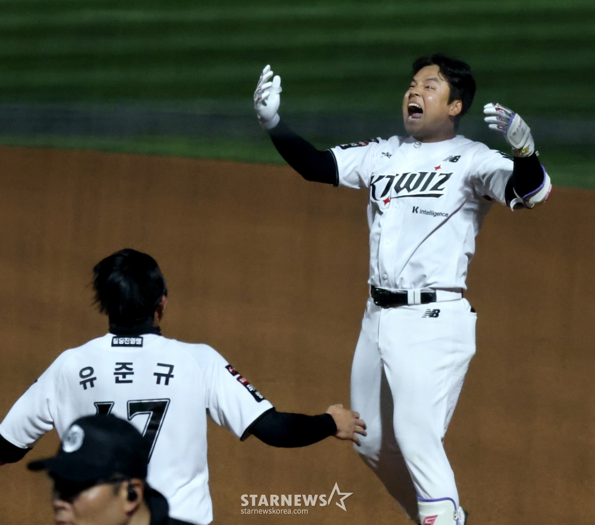 [한번에쓱]'시즌 첫타석이 끝내기라니' LG전10회말 끝내기안타 강민성