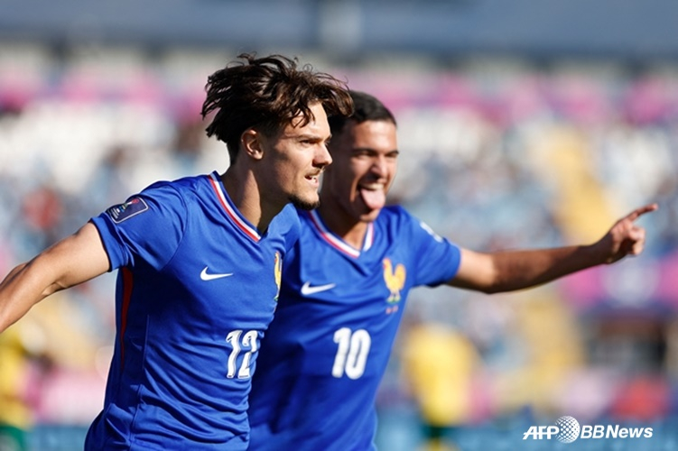 图为担任法国U-20国家队队长时，贝纳马（左）。 =法新社BBNews=新闻1。