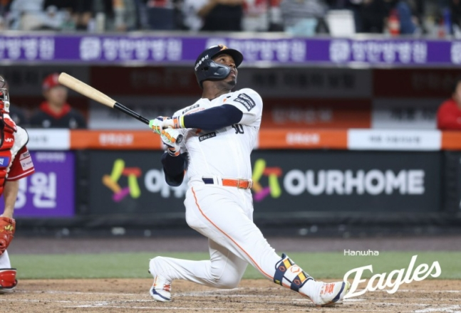 28日,在大田韩华生命球场举行的SSG Landers队与2026新韩SOL KBO联赛主场比赛中,韩华老鹰队约纳丹•费拉扎正在观看第4回合末击出2垒打时的击球。 =韩华鹰队。