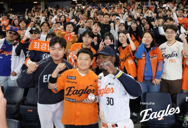 28日，在大田韩华生命球场举行的SSG Landers队与2026新韩SOL KBO联赛主场比赛中，韩华鹰队费拉扎（右）带领球队取得胜利后，正与球迷合影留念。 =韩华鹰队。