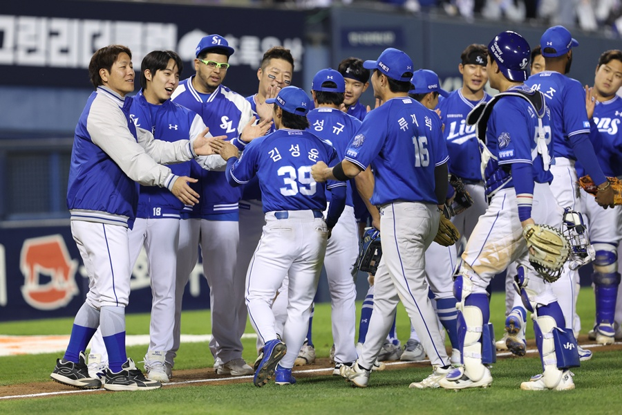 Samsung players celebrate with a Hail Mary after their victory over Doosan on the 28th. /Photo=Samsung Lions