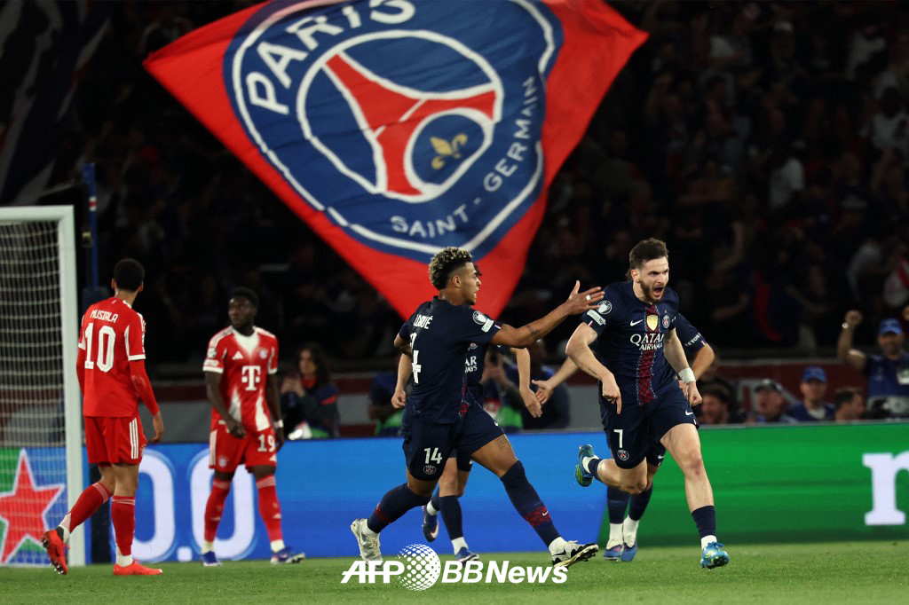 Paris Saint-Germain's Khvicha Kvaratskhelia (right) celebrates after scoring during the first leg of the 2025-2026 UEFA Champions League (UCL) semifinals against Bayern Munich at Parc des Princes in Paris, France, on the 29th. /AFPBBNews=NEWS1