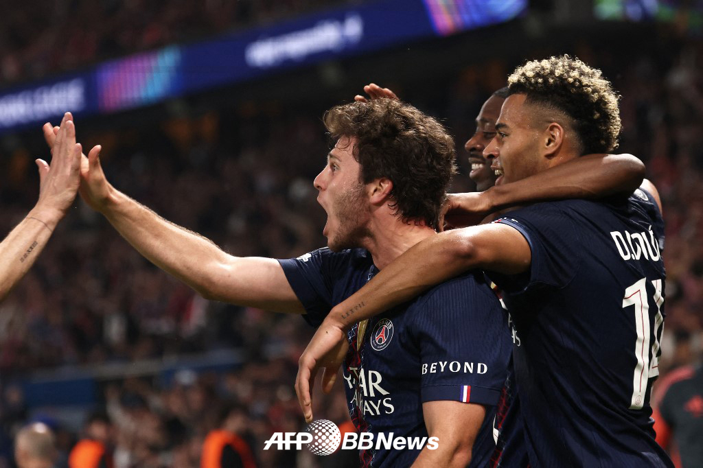 Paris Saint-Germain players celebrate after scoring during the first leg of the 2025-2026 UEFA Champions League (UCL) semifinals against Bayern Munich at Parc des Princes in Paris, France, on the 29th. /AFPBBNews=NEWS1