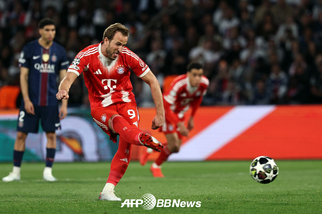Bayern Munich's Harry Kane scores the opening goal with a penalty kick during the first leg of the 2025-2026 UEFA Champions League (UCL) semifinals against Paris Saint-Germain (PSG) at Parc des Princes in Paris, France, on the 29th. /AFPBBNews=NEWS1