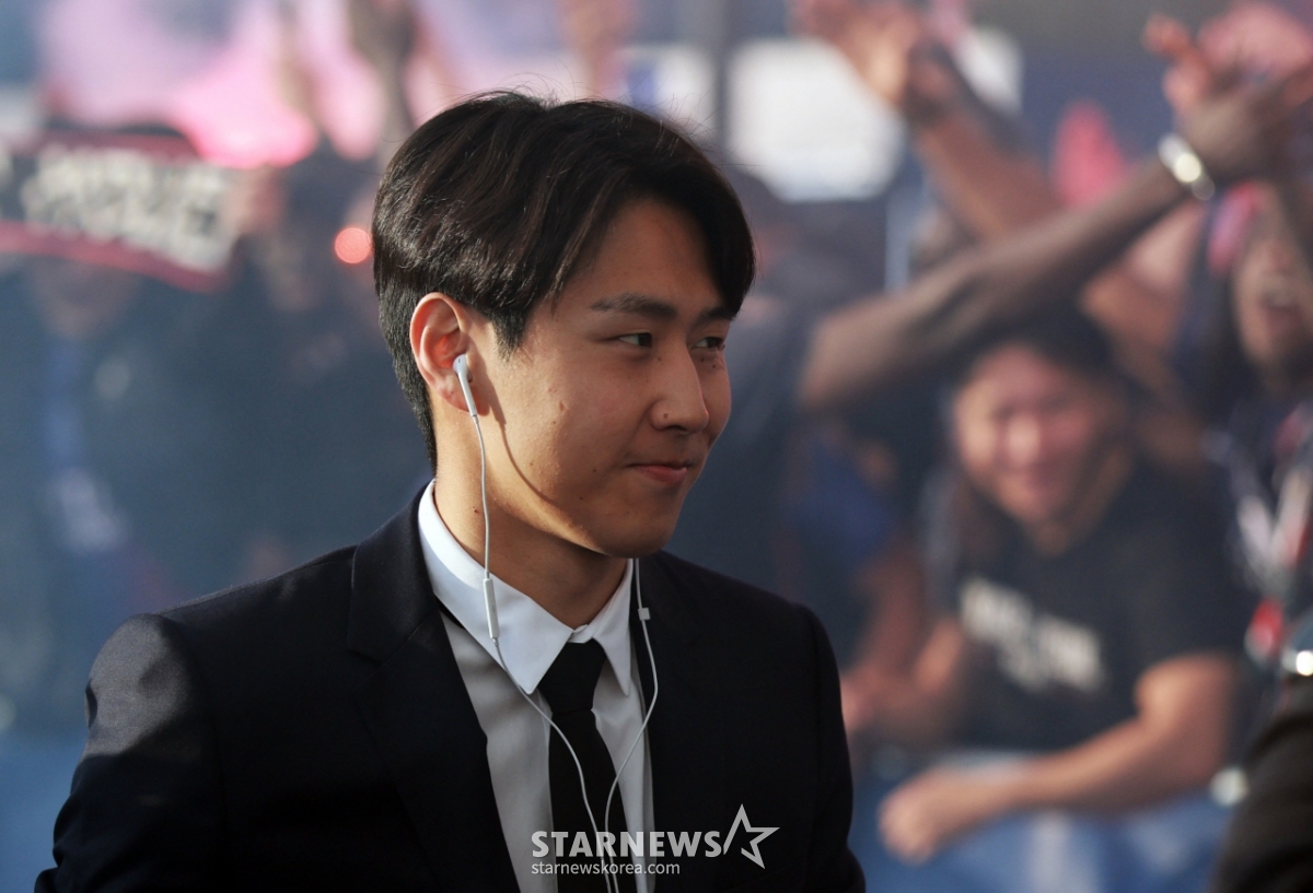 パリ·サンジェルマン（PSG）の李カンインが29日（韓国時間）、フランス·パリのパルク·デ·フランスで行われるバイエルン·ミュンヘンとの2025-2026欧州サッカー連盟（UEFA）チャンピオンズリーグ準決勝第1戦のために競技場に入っている。 李カンインはただ、同日、交替リストに名前を載せた後、出場機会を得ることはできなかった。 /ロイター=ニュース1