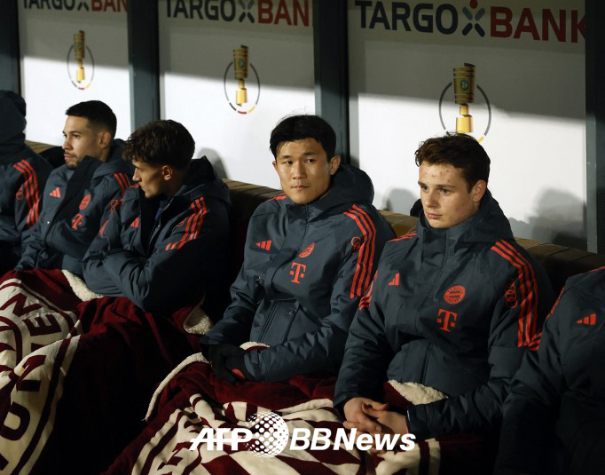 昨年3月、ドイツカップ大会当時、ベンチに座っているバイエルン·ミュンヘンの金ミンジェ（中央）。 /AFPBBNews=ニュース1