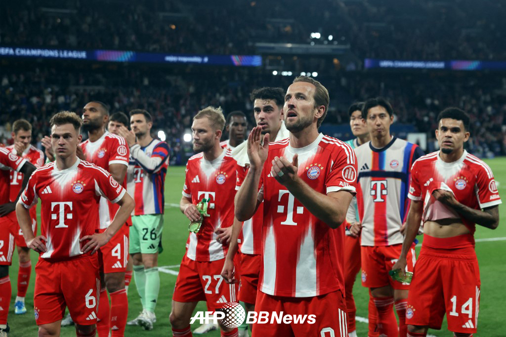 ハリー·ケインらバイエルン·ミュンヘンの選手たちが29日、フランス·パリのパルク·デ·フランスで行われた2025-2026欧州サッカー連盟（UEFA）チャンピオンズリーグ（UCL）4強第1戦で、パリ·サンジェルマンに敗れた後、残念がっている。 /AFPBBNews=ニュース1 