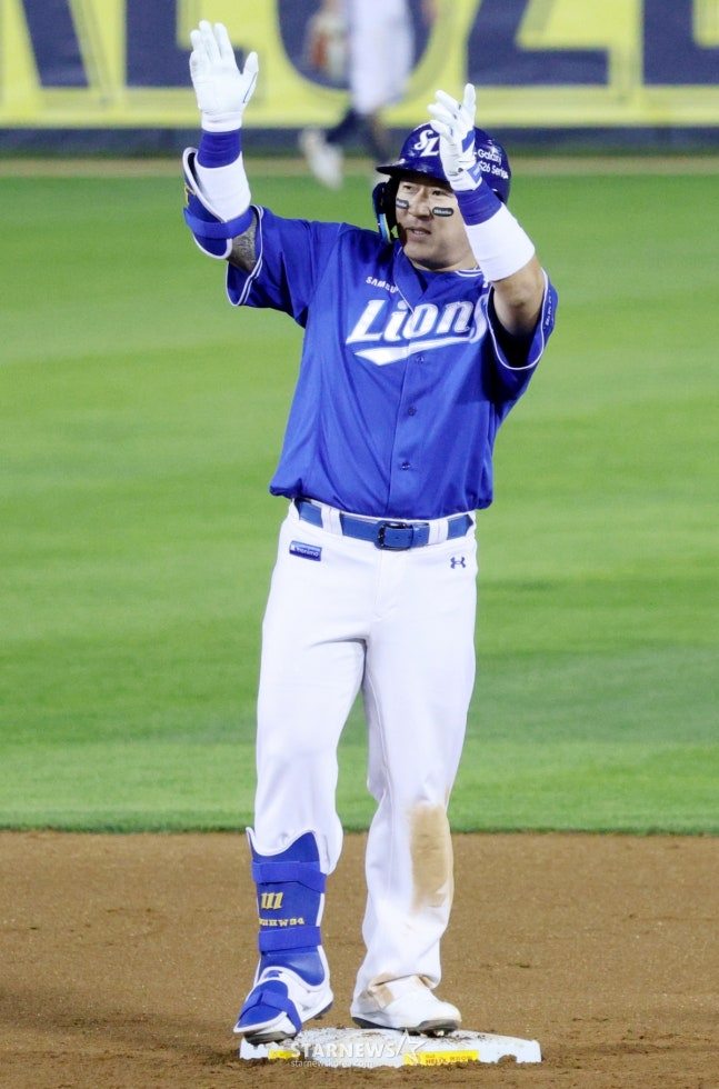 28日，三星队的崔炯宇在与斗山队的比赛上，在第8回合击出2垒打后，正在庆祝。 =照片=金镇京。