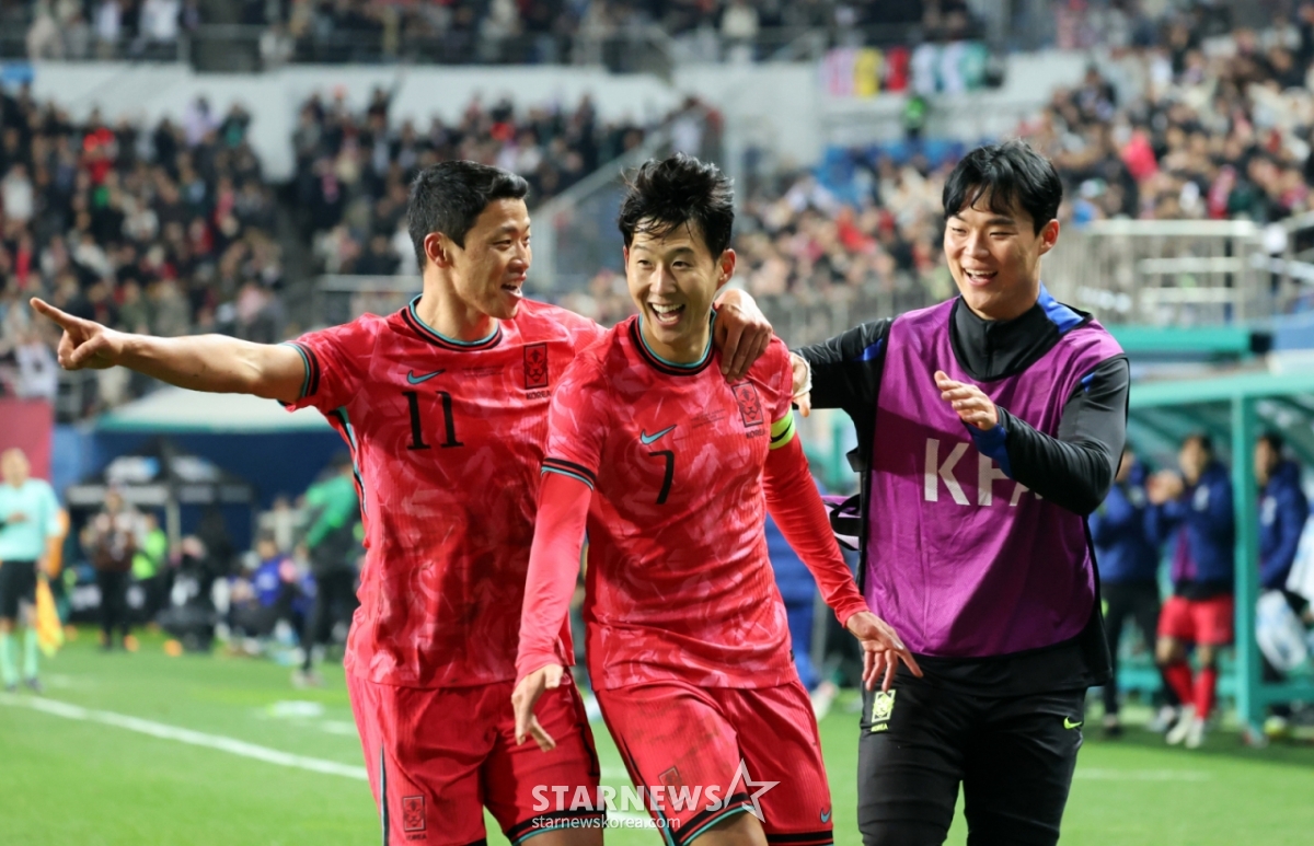 Đội trưởng đội tuyển quốc gia Son Heung Min đang vui mừng sau khi thực hiện cú đá phạt thành công ở đầu hiệp hai trong trận giao hữu với đội tuyển bóng đá quốc gia Hàn Quốc và Bolivia (thứ 76 trong bảng xếp hạng FIFA) được tổ chức tại sân vận động World Cup Daejeon vào ngày 4 tháng 11 năm ngoái. /Ảnh = Phóng viên cao cấp Kang Young Jo