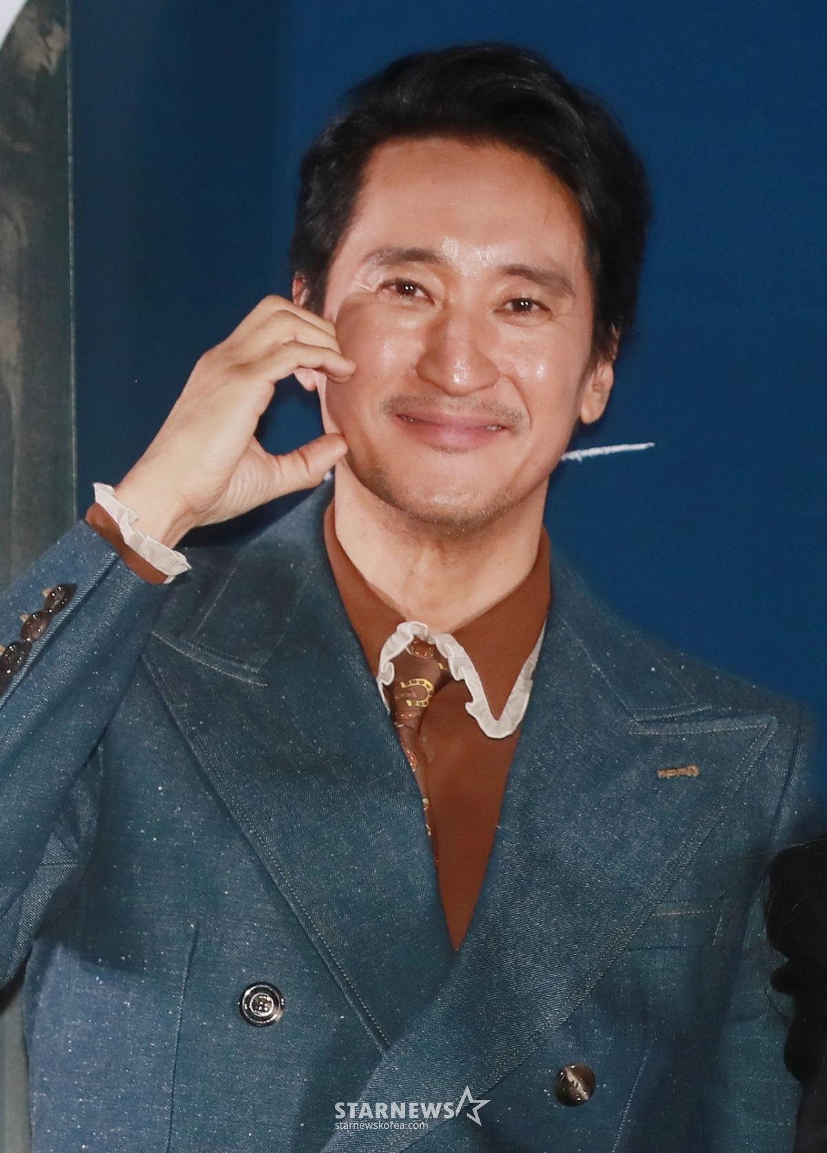 Chiều 10/5, nam diễn viên Shin Hyun Joon đang tạo dáng tại buổi ra mắt báo chí của bộ phim điện ảnh Murder (đạo diễn Kwak Jung Duk) diễn ra tại cửa hàng đại học Konkuk ở Lotte Cinema, quận Gwangjin, Seoul.  Bộ phim truyền hình hành động Joseon 'Salsu' mô tả câu chuyện về "Inan" (Shin Hyun Joon), một sát thủ hàng đầu của Joseon, được đặt trước thế giới hỗn loạn, số phận không thể cưỡng lại, sẽ được công chiếu vào ngày 22/4. /2023.02.10