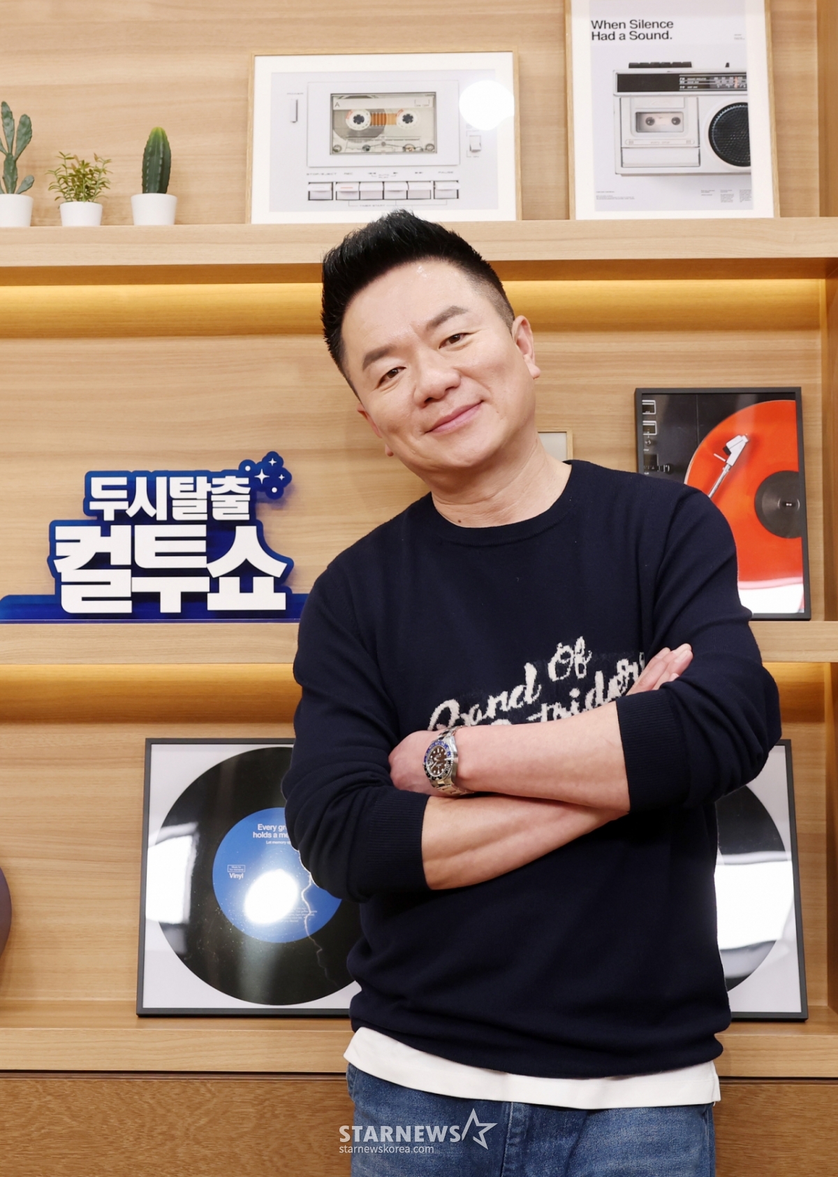 =广播节目《cultwo show》DJ金泰均接受独家采访。