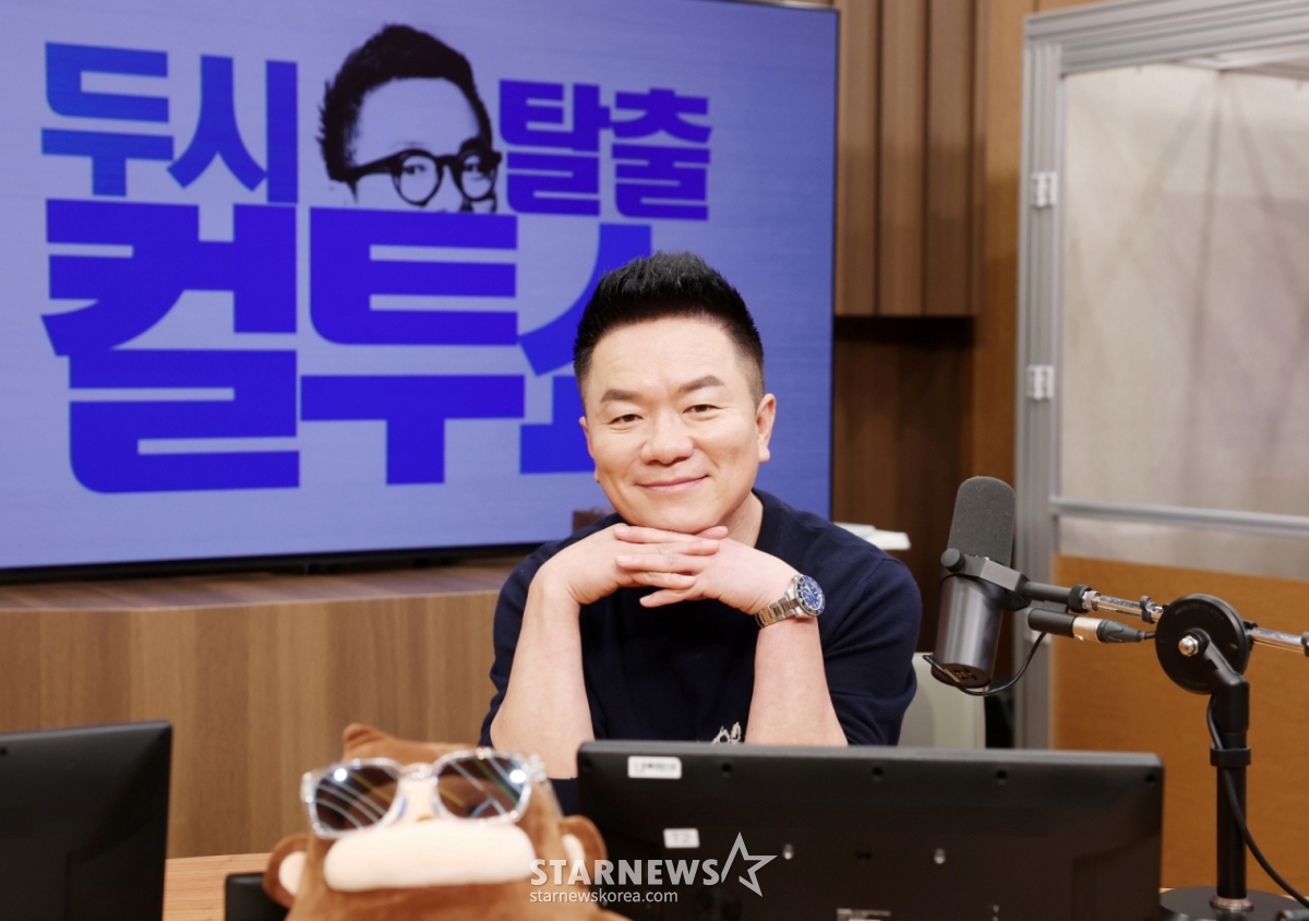 =广播节目《cultwo show》DJ金泰均接受独家采访。