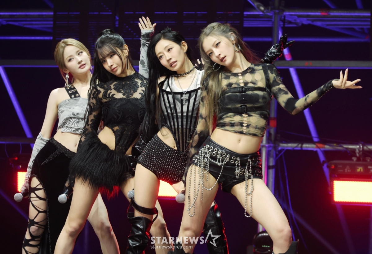 ガールズグループKiss of Lifeが4月6日午後、ソウル龍山区ブルースクエアで行われた新しいシングル「Who is she」発売記念ショーケースで新曲を披露している。  新曲「Who is sh」はキス·オブ·ライフが指向するアーティストとしての自我を投影した曲だ。 /2026.04.06 /写真=イ·ドンフン photoguy@