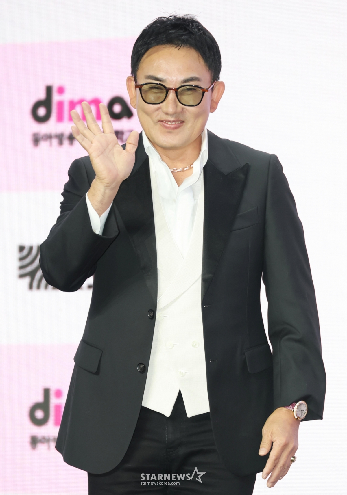 Певец Ли Сын Чхоль позирует на презентации производства развлекательного шоу ENA «Скаут», которая состоялась утром 29-го в конференц-центре Cube в Сангам-дон, Мапо-гу, Сеул.  Растущий музыкальный проект «Скаут», в котором лучшие специалисты музыкальной индустрии самостоятельно находят «оригинальные камни, которые еще не раскрыли свои таланты должным образом», предлагают им новые направления и возможности, будет транслироваться 8 мая. /2026.04.29 /Фото = Ли Дон Хун Фотогуи@