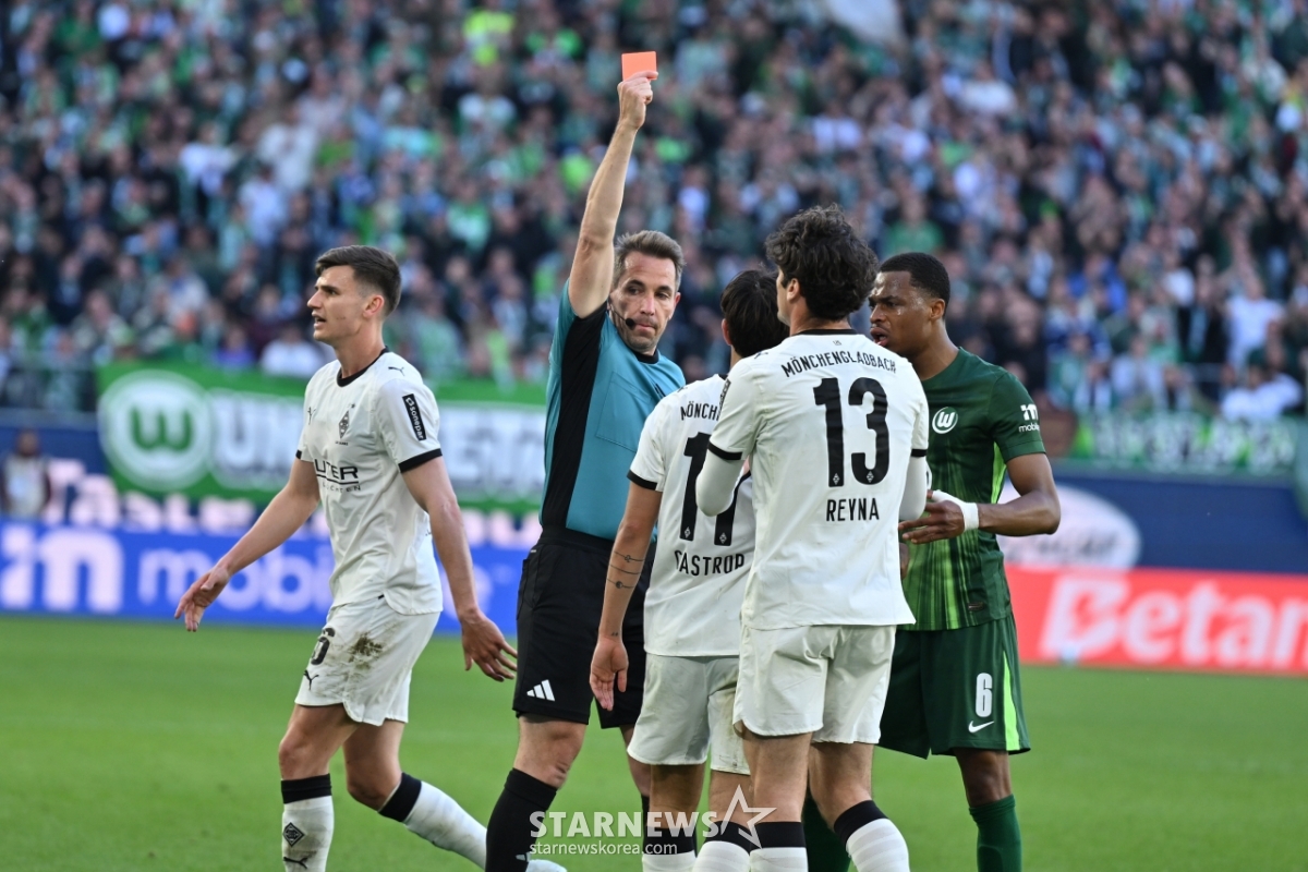 Jens Castroff receiving a red card for a reckless tackle in the match against Wolfsburg on the 25th. /Photo=NEWS1