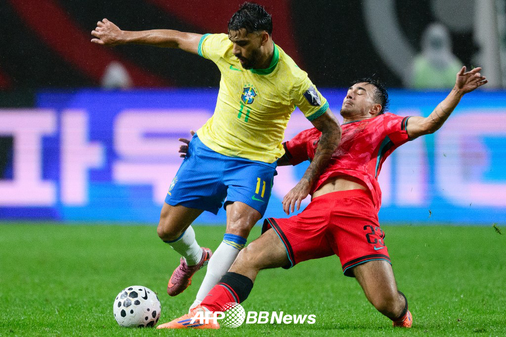 Jens Castroff attempting a tackle in the match against Brazil last October. /Photo=NEWS1