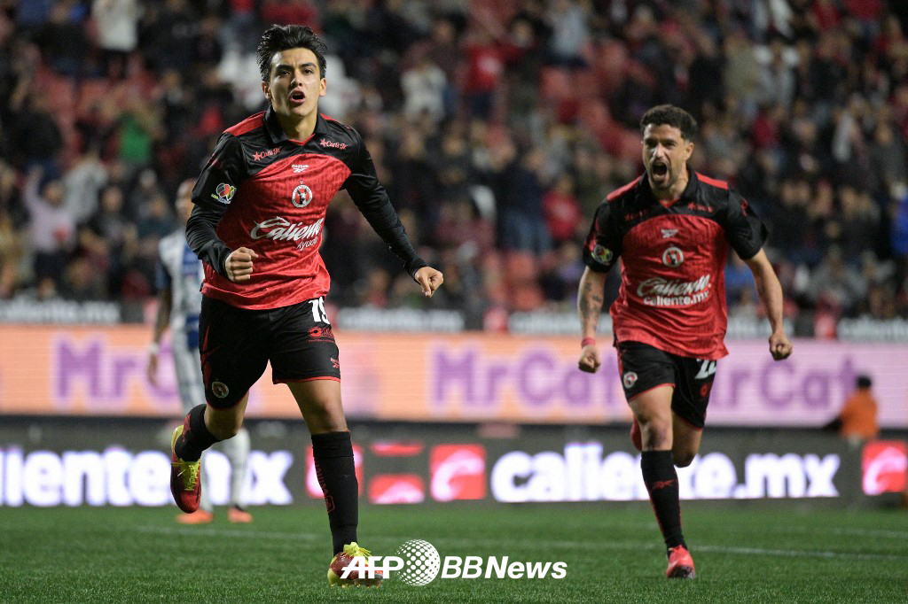 Gilberto Mora (left), a 2008-born Mexican national team player who plays for Tijuana in Liga MX. /AFPBBNews=NEWS1