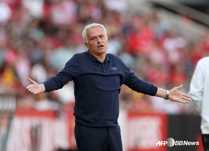 Huấn luyện viên Jose Mourinho. /AFPBBNews = Tin tức 1