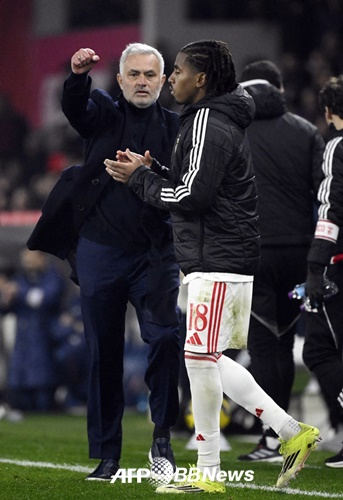 Huấn luyện viên Jose Mourinho. /AFPBBNews = Tin tức 1