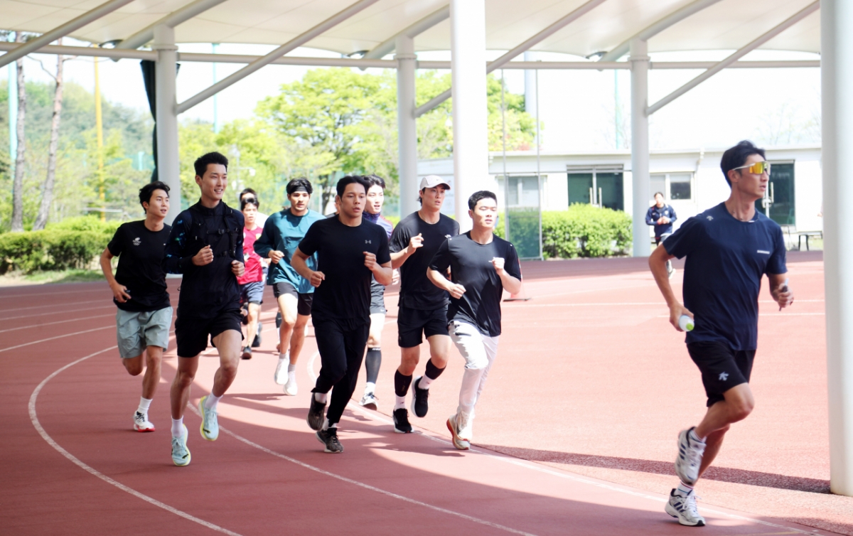 Hình ảnh huấn luyện chạy bộ trên đường ray. /Ảnh = Hội đồng Thể thao Hàn Quốc cung cấp