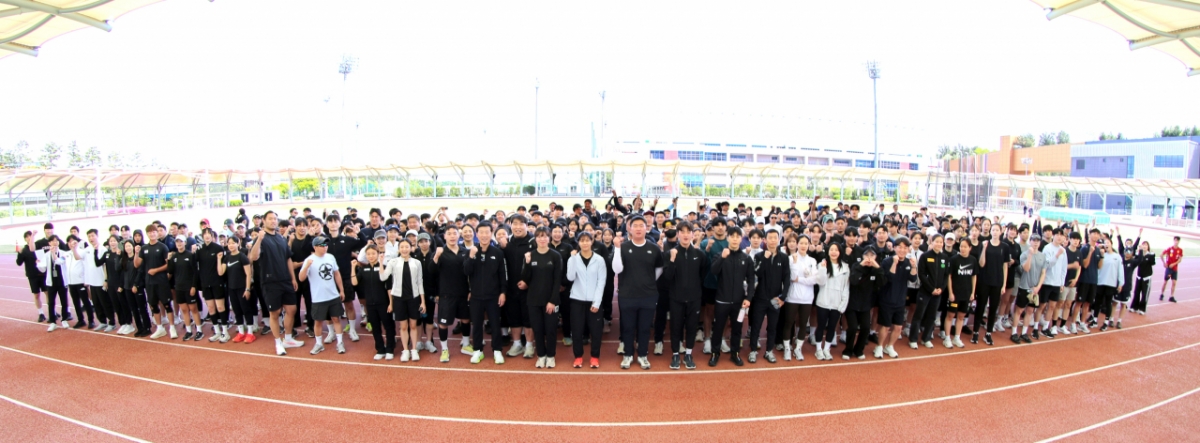 Hình ảnh chụp tập thể những người tham gia chạy bộ trên đường ray. /Ảnh = Hội đồng Thể thao Hàn Quốc cung cấp