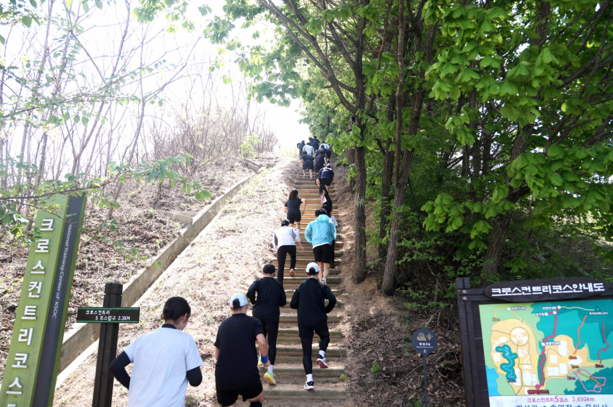 Hình ảnh huấn luyện chạy bộ trên đường ray. /Ảnh = Hội đồng Thể thao Hàn Quốc cung cấp