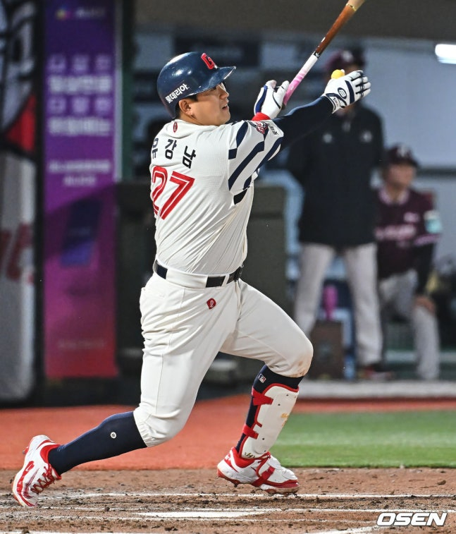 Yoo Kang Nam, người đánh cú đúp.