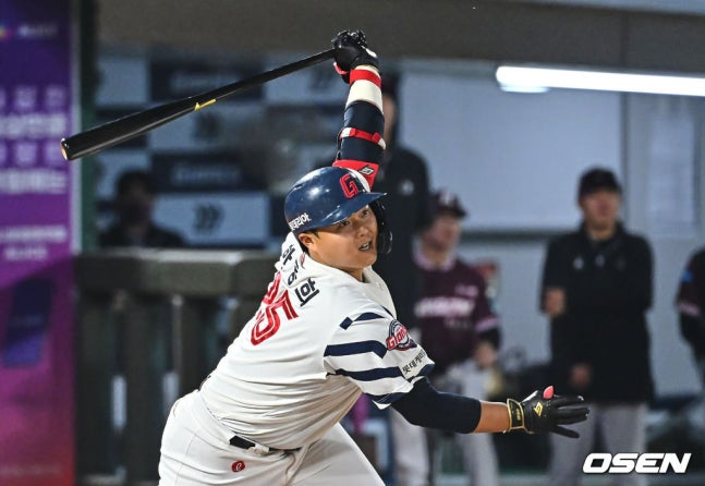 Han Dong Hee tấn công.