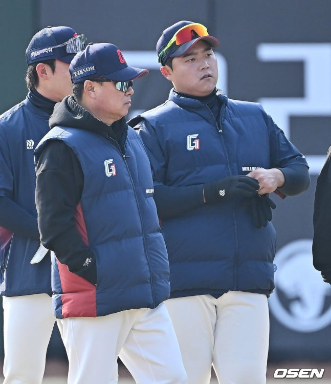Kim Tae-hyung manager (left) and Han Dong-hee in March.
