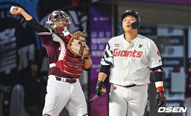 Han Dong-hee (right) looking disappointed.