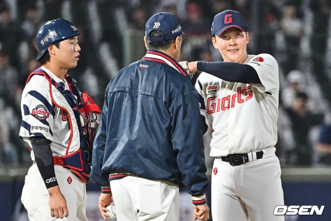 Choi Jun-yong (right) being substituted in the Kiwoom game on the 28th.