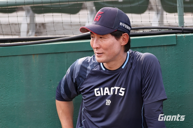 Coach Kim Hyun-wook. /Photo=Lotte Giants