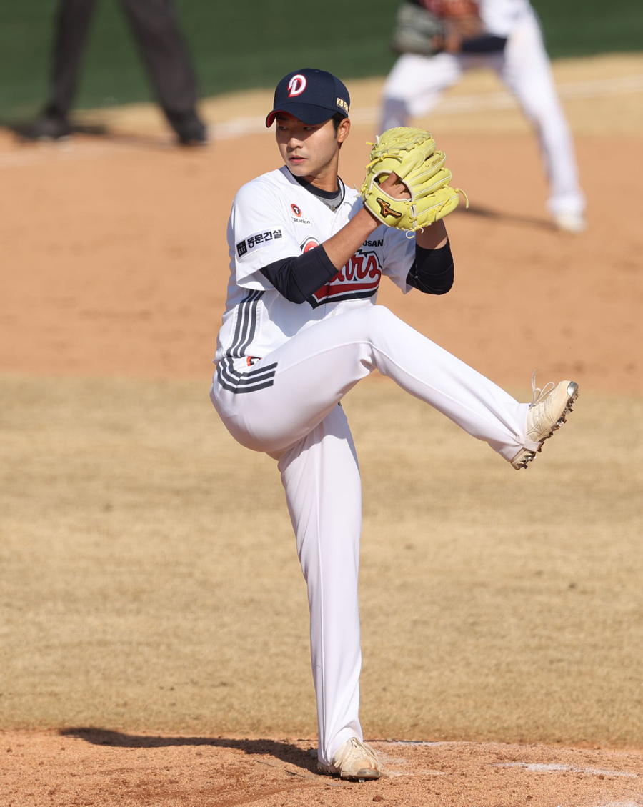 Cầu thủ ném bóng mới Choi Joo Hyung của Doosan. /Ảnh = Doosan Bears