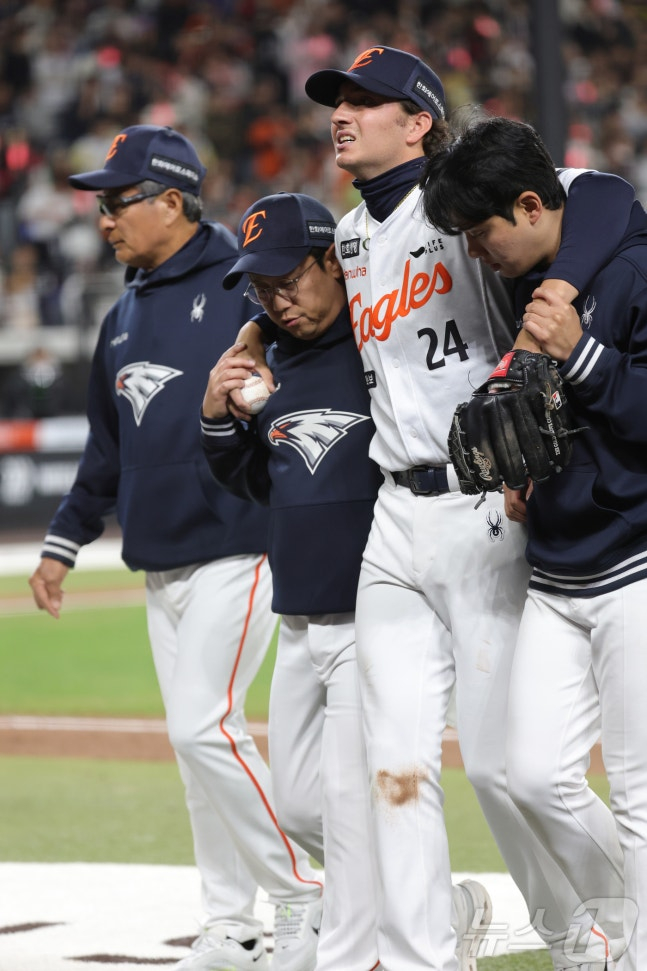 Иностранный питчер Hanwha Eagles Оуэн Уайт (в центре) после травмы бедра в матче KT Wiz 31-го числа прошлого месяца, получил помощь от сотрудников и направляется в аут. /Фото = Новости 1