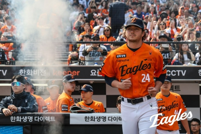 Иностранный питчер Hanwha Оуэн Уайт (справа). /Фото = Предоставлено Hanwha Eagles